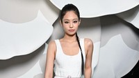 Sulit untuk tak fokus pada plester luka di bawah mata kanan Jennie. (Foto: Corbis via Getty Images/Stephane Cardinale - Corbis)