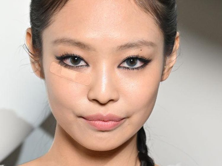 Cuma Jennie BLACKPINK yang Pakai Plester di Wajah Tapi Tetap Slay!