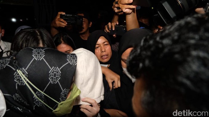 AG menunduk dan menutupi wajah dengan hoodie usai diperiksa selama 6 jam di kasus Mario Dandy di Polda Metro Jaya, Rabu (8/2/2023) malam.