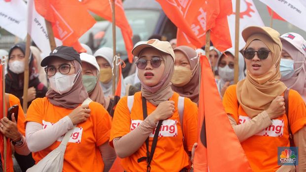 Aksi buruh perempuan melakukan unjuk rasa dalam rangka memperingati International Women's Day atau Hari Perempuan Internasional di depan Gedung DPR RI, Rabu (8/3). (CNBC Indonesia/ Muhammad Sabki)