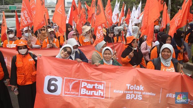 Aksi buruh perempuan melakukan unjuk rasa dalam rangka memperingati International Women's Day atau Hari Perempuan Internasional di depan Gedung DPR RI, Rabu (8/3). (CNBC Indonesia/ Muhammad Sabki)