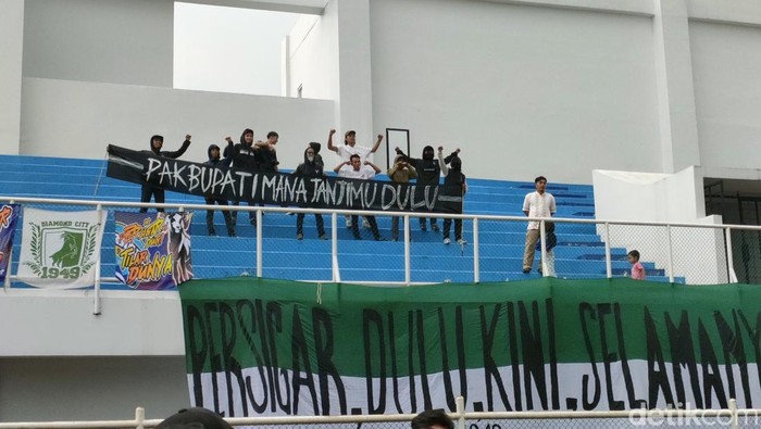 Aksi suporter Persigar Garut menagih janji Bupati Garut Rudy Gunawan.