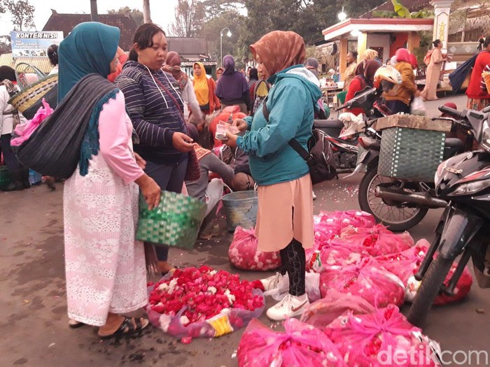 Aktivitas perdagangan bunga mawar di pasar kembang, Desa Sruni, Kecamatan Musuk, Kabupaten Boyolali, Rabu (8/3/2023) pagi.