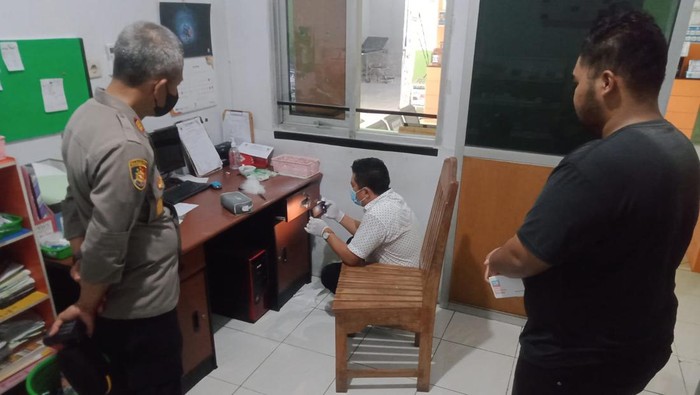 Anggota Polres Wonogiri olah TKP di klinik wilayah Ngadirojo yang dibobol maling, Rabu (8/3/2023).