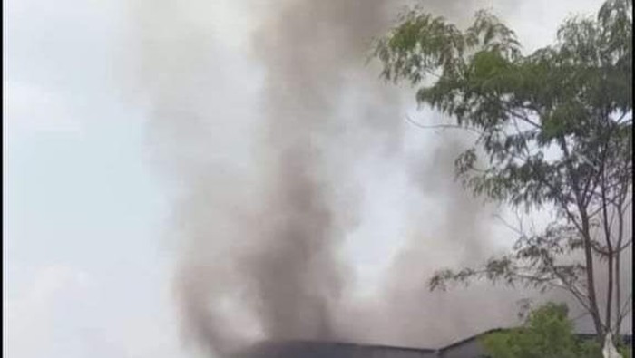 Asap yang membumbung di pabrik yang diduga lokasi ledakan tabung di Gresik