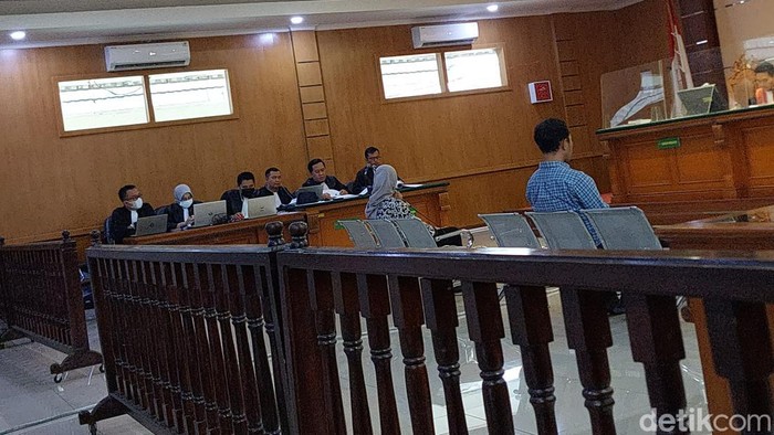 Asisten Hakim Agung Sudrajad Dimyati, Elly Tri Pangestu (kiri-baju warna abu) jalani persidangan dalam agenda pemeriksaan saksi di Pengadilan Tipikor Bandung, Rabu (8/3/2023).