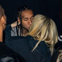 Dan terjadilah momen ciuman di hadapan banyak orang. Foto: dok. Getty Images/Stephane Cardinale - Corbis