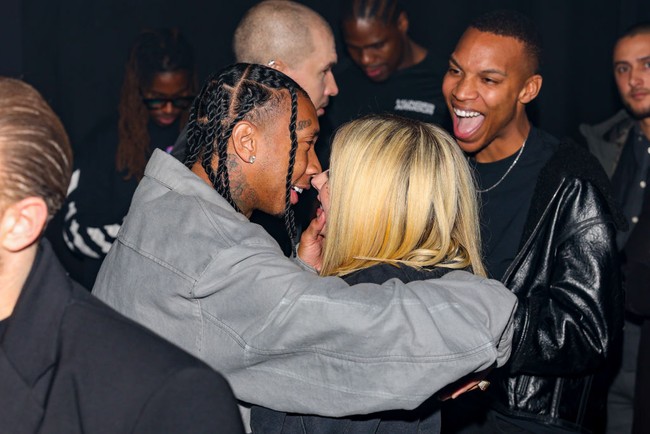 Tyga melingkarkan satu tangan di leher Avril dan memegang bagian bawa wajahnya dengan tangan lain.Foto: dok. Getty Images/Stephane Cardinale - Corbis