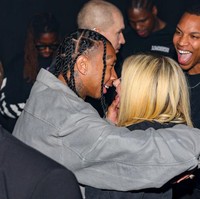 Tyga melingkarkan satu tangan di leher Avril dan memegang bagian bawa wajahnya dengan tangan lain.Foto: dok. Getty Images/Stephane Cardinale - Corbis