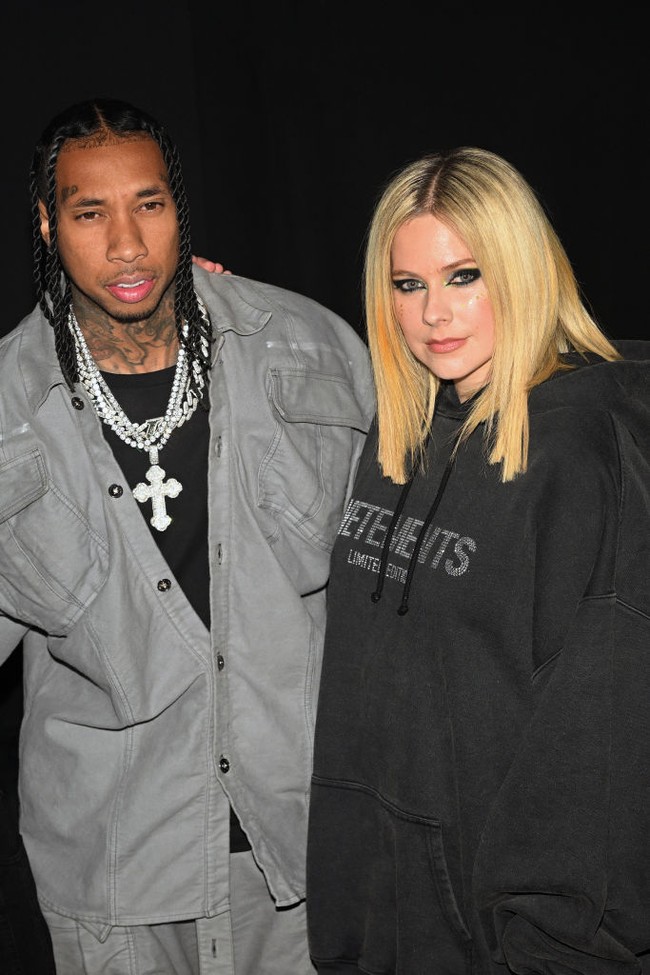 Avril Lavigne berjalan bersama dengan Tyga di Paris Fashion Week, Senin (6/3/2023). Keduanya bahkan tidak segan pamer kemesraan. Foto: dok. Getty Images/Stephane Cardinale - Corbis