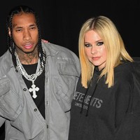 Avril Lavigne berjalan bersama dengan Tyga di Paris Fashion Week, Senin (6/3/2023). Keduanya bahkan tidak segan pamer kemesraan. Foto: dok. Getty Images/Stephane Cardinale - Corbis