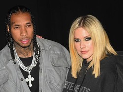 9 Foto Avril Lavigne & Tyga Konfirmasi Pacaran, Ciuman di Paris Fashion Week