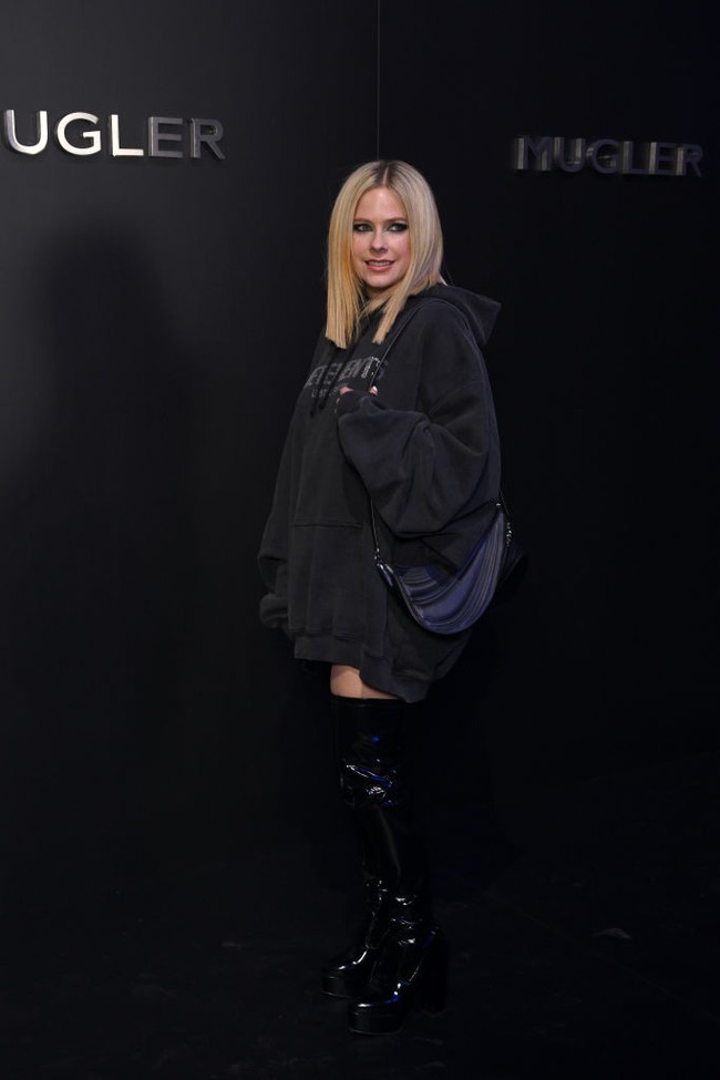 Sementara Avril mengenakan hoodie oversized dan boots tinggi ala Ariana Grande. Avril tetap  mempertahankan penampilan gothic-nya lewat makeup mata smokey eyes. Foto: dok. Getty Images/Stephane Cardinale - Corbis
