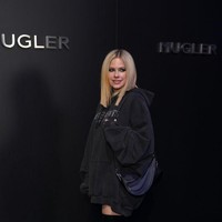 Sementara Avril mengenakan hoodie oversized dan boots tinggi ala Ariana Grande. Avril tetap  mempertahankan penampilan gothic-nya lewat makeup mata smokey eyes. Foto: dok. Getty Images/Stephane Cardinale - Corbis