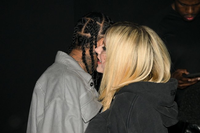 Di satu momen, ada aksi PDA yang bikin orang di sekitar mereka terkejut. Foto: dok. Getty Images/Stephane Cardinale - Corbis