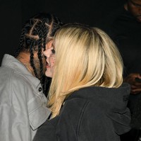 Di satu momen, ada aksi PDA yang bikin orang di sekitar mereka terkejut. Foto: dok. Getty Images/Stephane Cardinale - Corbis