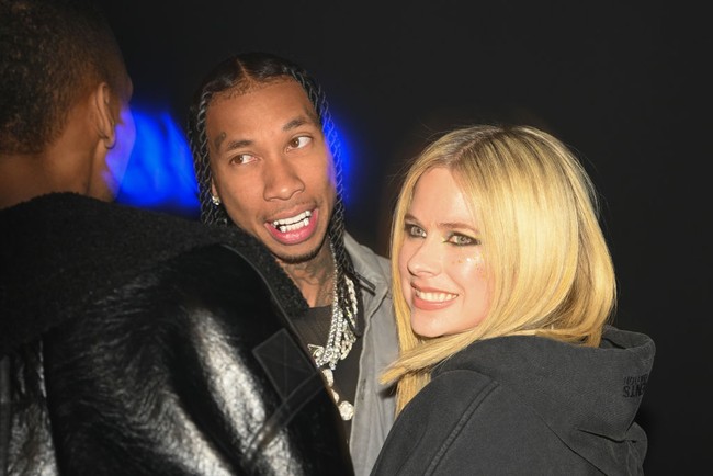 Tampak dunia milik berdua. Avril dan Tyga pun tidak bisa menahan senyuman mereka saat momen tersebut terjadi. Foto: dok. Getty Images/Stephane Cardinale - Corbis