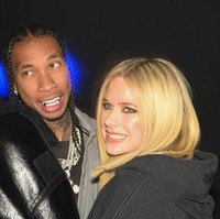 Tampak dunia milik berdua. Avril dan Tyga pun tidak bisa menahan senyuman mereka saat momen tersebut terjadi. Foto: dok. Getty Images/Stephane Cardinale - Corbis