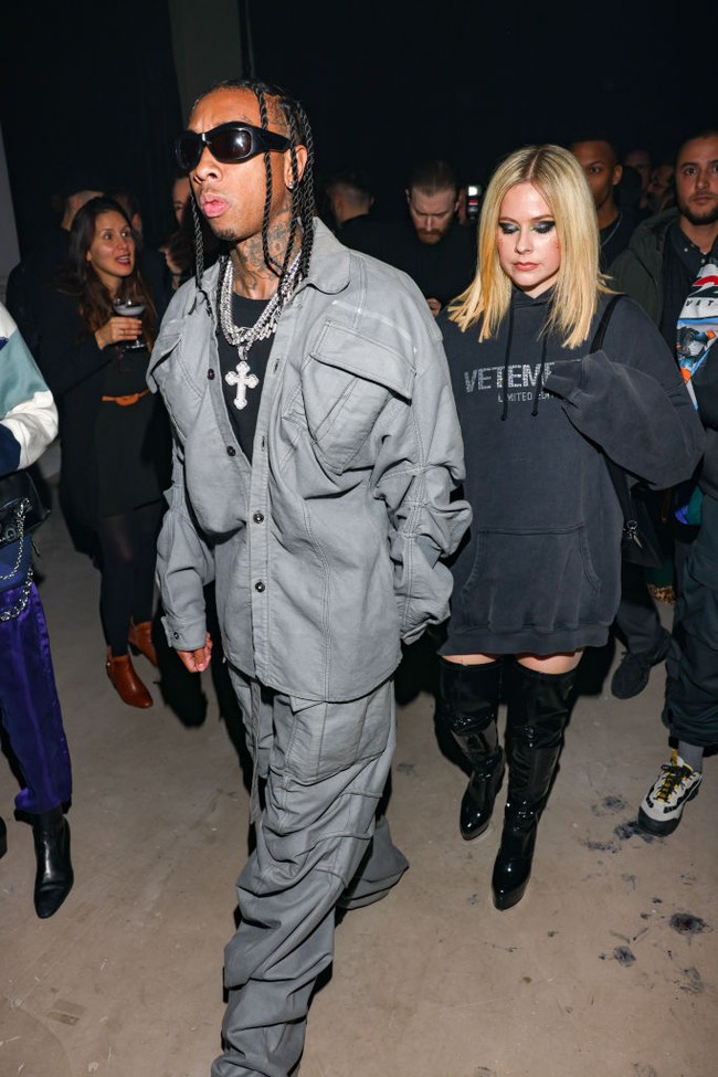 Melewati kerumunan, Tyga menggandeng tangan Avril Lavigne Foto: dok. Getty Images/Stephane Cardinale - Corbis