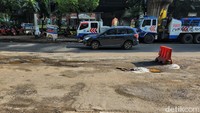 Aspal mengelupas dengan kerikil berserakan membuat jalanan licin dan berpotensi  kendaraan tergelincir atau selip. 