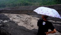 Aliran lahar hujan tersebut mengakibatkan aktivitas warga yang ada di wilayah itu dihentikan.   