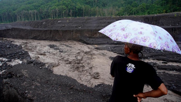 Banjir Lahar Hujan Gunung Semeru Bikin Aktivitas Warga Dihentikan Sejumlah warga melihat aliran material lahar hujan Gunung Semeru di Kamar Kajang, Desa Sumberwuluh, Candipuro, Lumajang, Jawa Timur, Rabu (8/3/2023). Akibat aliran lahar hujan tersebut aktivitas warga dan tambang pasir di wilayah itu dihentikan. ANTARA FOTO/Irfan Sumanjaya/Zk/foc.