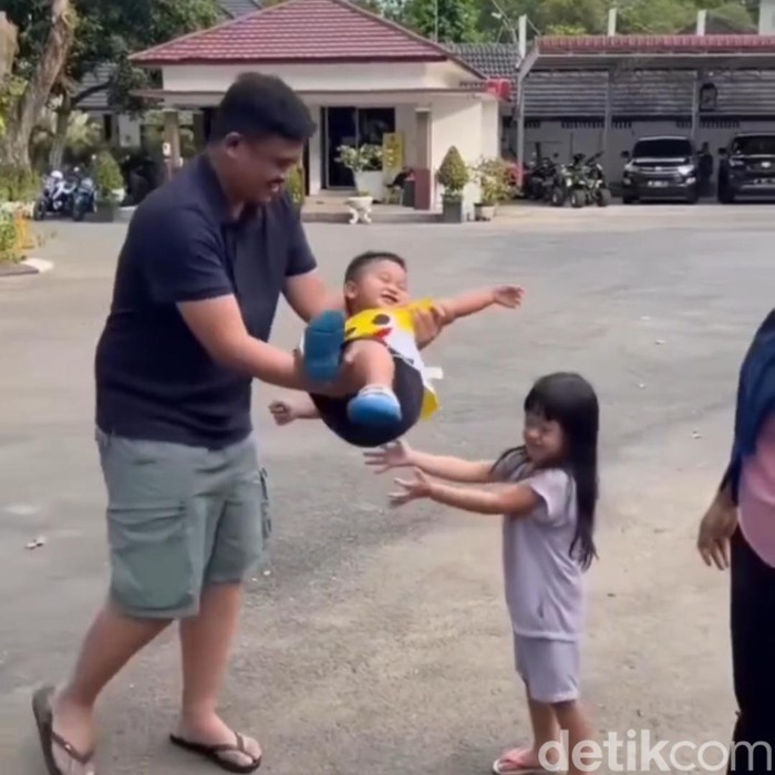 Bobby Nasution saat bermain dengan dua anaknya.