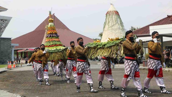 Bregada membawa gunungan dalam tradisi Nyadran Agung di Kulon Progo tahun lalu.