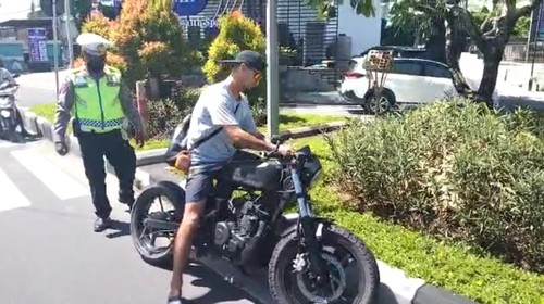 Bule Rusia ditilang di Pos Polisi (Pospol) Simpang Siligita, kawasan The Nusa Dua, Kecamatan Kuta Selatan, Kabupaten Badung, Bali, Rabu (8/3/2023).