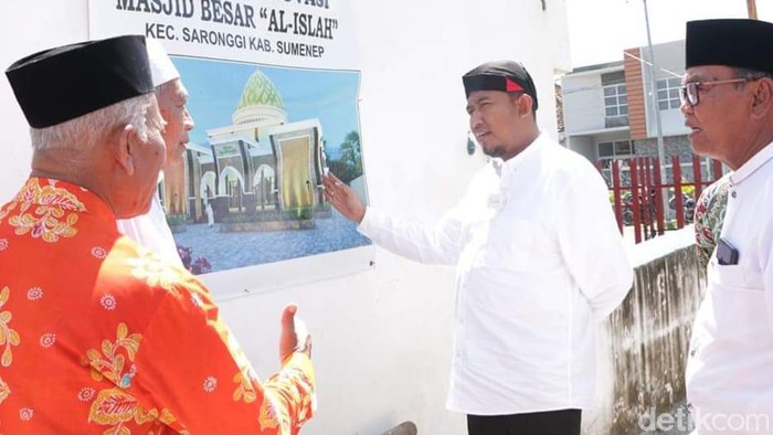 Bupati Achmad Fauzi saat peletakan batu pertama musala guru ngaji di Kecamatan Saronggi Sumenep