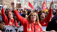 Serikat pekerja CGT mengambil bagian dalam demonstrasi di Pelabuhan Vieux (Pelabuhan Tua) di Marseille, Prancis, Selasa (7/3/2023). Aksi tersebut sebagai bagian dari hari pemogokan dan protes nasional yang diminta oleh serikat pekerja atas wacana pemerintah yang akan menaikkan usia pensiun dari 62 tahun menjadi 64 tahun. Nicolas Tucat/AFP/Getty Images  