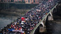 Para pengunjuk rasa berpartisipasi dalam demonstrasi di Toulouse. Setidaknya 1,28 juta orang dari seluruh negeri turun ke jalan sebagai tindakan protes tersebut. Lionel Bonaventure/AFP/Getty Images