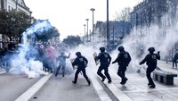 Polisi anti huru hara menuntut pengunjuk rasa selama bentrokan di sela-sela demonstrasi di Nantes. Sebastien Bozon/AFP/Getty Images  