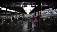 Layar menampilkan informasi di atas halaman depan dan platform kosong di stasiun kereta Gare de lEst di Paris. Distributor listrik Enedis mengatakan hingga 4.000 pelanggannya di Boulogne-sur-mer, Prancis Utara kehilangan listrik pada Selasa (7/3) pagi. Perusahaan menyalahkan pemadaman listrik akibat serikat pekerja yang mogok. Christophe Archambault/AFP/Getty Images