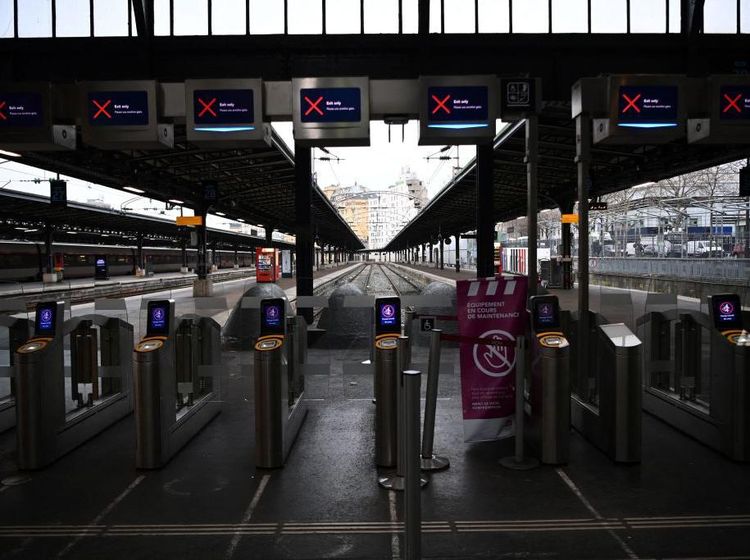 Demo Besar-besaran Bikin Prancis Kekurangan Minyak hingga Listrik Padam