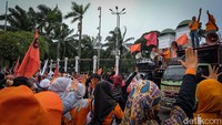 Massa buruh menyampaikan beberapa tuntutan, di antaranya partisipasi perempuan dalam perpolitikan.