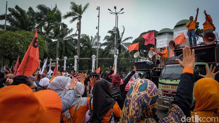 Demo di Depan DPR, Buruh Minta Ruang dalam Kebijakan Politik Massa buruh menggelar aksi dalam peringatan hari perempuan internasional di depan gedung DPR, Jakarta Pusat, Rabu (8/3/2023).