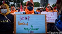 Mereka membawa sejumlah poster tuntutan.