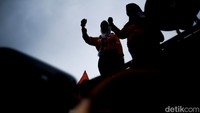 Orator bergantian menyampaikan orasi di atas mobil komando.