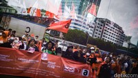 Elemen massa yang demo antara lain Partai Buruh, Federasi Serikat Pekerja Metal Indonesia (FSPMI) hingga Konfederasi Serikat Pekerja Indonesia (KSPI).