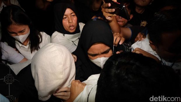 Penyidik Polda Metro Jaya menahan perempuan AG (15) di kasus Mario Dandy Satrio (20) aniaya Cristalino David Ozora (17). AG akan ditahan di lembaga sosial selama 7 hari.