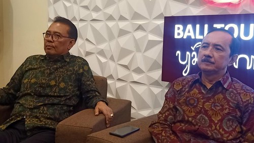 Wakil Ketua PHRI Bali I Gusti Ngurah Rai Suryawijaya dan Kepala Dinas Pariwisata Bali Tjok Bagus Pemayun.