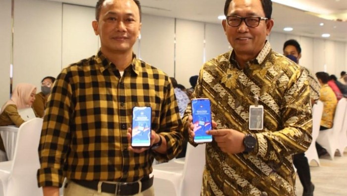 Direktur Institutional Banking BNI Sis Apik Wijayanto (kanan) dan Dirjen Dukcapil Zudan Arif Fakrulloh (kiri) dalam Sosialisasi Penggunaan KTP Digital ke BNI, Selasa (7/3/2023).
