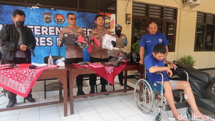 Dua pelaku pencurian spesialis rumah kosong di Mapolsek Pajangan, Bantul. Tampak salah satu pelaku yakni S mengalami luka tembak pada kaki kirinya, Rabu (8/3/2023).
