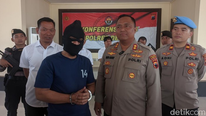 Polisi menangkap kades di Demak yang diduga lakukan korupsi pembangunan jalan kena rob.
