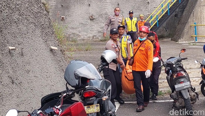 Evakuasi mayat yang ditemukan di terowongan Curug Jompong, Kabupaten Bandung.