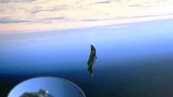 Diduga, ada objek gelap kuno yang telah mengorbit Bumi selama 13.000 tahun terakhir yang disebut Satelit Ksatria Hitam. Tidak ada yang tahu bagaimana itu sampai di sana, tujuannya, atau bahkan siapa yang mulai menyebutnya Ksatria Hitam. Foto di atas diambil selama misi pesawat ulang-alik Amerika ke Stasiun Luar Angkasa Internasional pada tahun 1998. Foto: Reddit