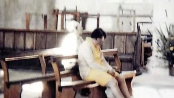 Pada tahun 1975, Diane dan Peter Berthelot mengunjungi Gereja Worstead di Norfolk, Inggris. Saat di gereja, Peter mengambil foto istrinya yang sedang duduk berdoa di salah satu bangku gereja. Setiap kali mereka mengembangkan film tersebut, ada sosok hantu aneh yang duduk di belakang Diane. Ketika mereka kembali ke gereja, seorang pendeta setempat memberi tahu mereka bahwa itu adalah wanita kulit putih, hantu tabib yang diyakini menghantui gereja. Foto: Reddit