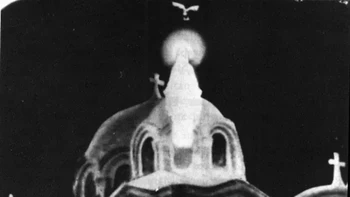 Salah satu penampakan religius paling terkenal sepanjang masa, Our Lady of Zeitoun diamati selama periode dua tahun yang mengejutkan mulai tahun 1968. Pertama kali ditemukan oleh seorang montir bus muslim, bentuk Perawan Maria yang bercahaya disalahartikan sebagai seorang wanita yang bersiap untuk melompat dari atap Gereja St. Mary. Polisi menyelidiki dan tidak menemukan siapa pun di atap, tetapi sejak saat itu hantu ibu Yesus yang bercahaya muncul beberapa kali seminggu, difoto berkali-kali tanpa penjelasan nyata tentang penyebab fenomena tersebut. Foto: Reddit