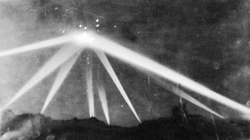 Pertempuran Los Angeles (juga dikenal sebagai Great Los Angeles Air Raid) adalah serangan musuh yang dirumorkan dan rentetan artileri anti-pesawat berikutnya terjadi pada bulan Februari 1942. Menurut beberapa ahli UFO modern, gambaran dari serangan yang seharusnya terjadi mungkin benar-benar menunjukkan pesawat luar angkasa. Foto: Reddit